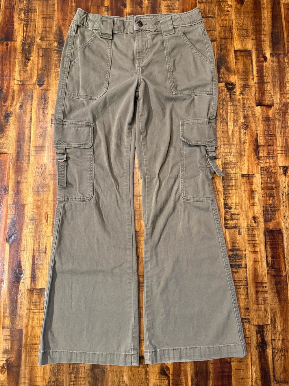 🍒 Girls mid-rise flare dark sage green cargo pants by Thereabouts sz 16 school